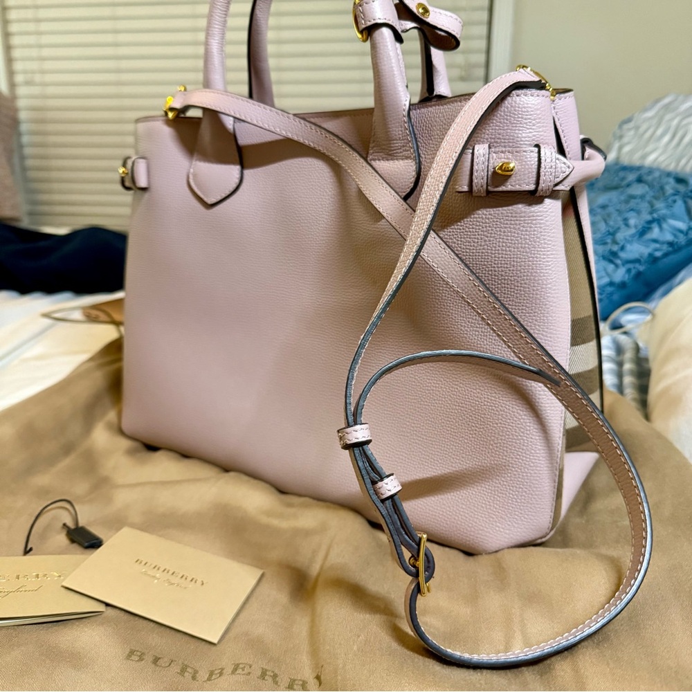 BURBERRY Derby Calfskin House Check
Medium Banner Tote Pale Orchid - Picture 2 of 9